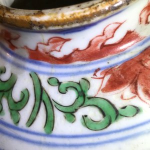 A pair of Chinese wucai jars and covers with floral design, Transitional period — 照片 18