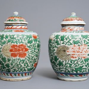 A pair of Chinese wucai jars and covers with floral design, Transitional period — 照片 1