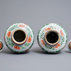 A pair of Chinese wucai jars and covers with floral design, Transitional period — 照片 4
