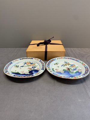 A pair of Chinese wucai ko-sometsuke 'monkey and deer' plates for the Japanese market and a tomobako, Chenghua mark, Chongzhen — photo 1