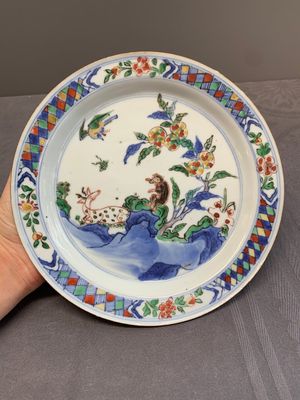 A pair of Chinese wucai ko-sometsuke 'monkey and deer' plates for the Japanese market and a tomobako, Chenghua mark, Chongzhen — photo 2