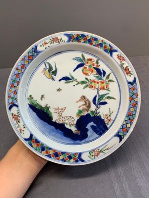 A pair of Chinese wucai ko-sometsuke 'monkey and deer' plates for the Japanese market and a tomobako, Chenghua mark, Chongzhen — photo 4