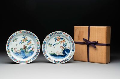 A pair of Chinese wucai ko-sometsuke 'monkey and deer' plates for the Japanese market and a tomobako, Chenghua mark, Chongzhen