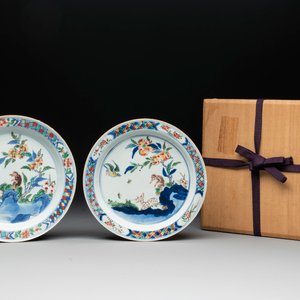 A pair of Chinese wucai ko-sometsuke 'monkey and deer' plates for the Japanese market and a tomobako, Chenghua mark, Chongzhen — photo 1