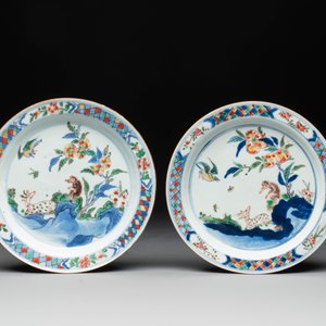 A pair of Chinese wucai ko-sometsuke 'monkey and deer' plates for the Japanese market and a tomobako, Chenghua mark, Chongzhen — photo 2