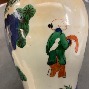 A pair of Chinese wucai 'meiping' vases, 19th C. — photo 12