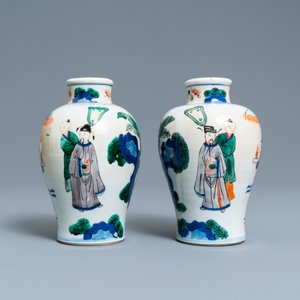 A pair of Chinese wucai 'meiping' vases, 19th C. — photo 2