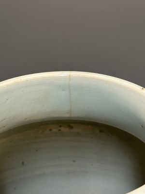 A pair of Chinese wucai 'phoenix and peony scroll' vases, Transitional period — photo 12