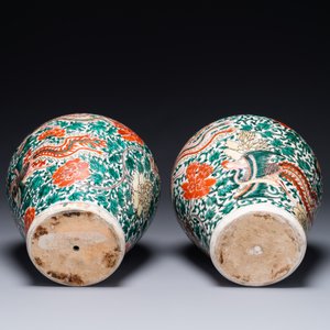 A pair of Chinese wucai 'phoenix and peony scroll' vases, Transitional period — photo 6