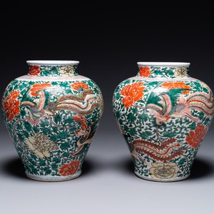 A pair of Chinese wucai 'phoenix and peony scroll' vases, Transitional period — photo 1