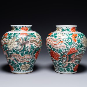 A pair of Chinese wucai 'phoenix and peony scroll' vases, Transitional period — photo 2
