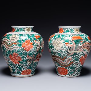 A pair of Chinese wucai 'phoenix and peony scroll' vases, Transitional period — photo 3