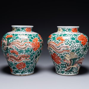 A pair of Chinese wucai 'phoenix and peony scroll' vases, Transitional period — photo 4