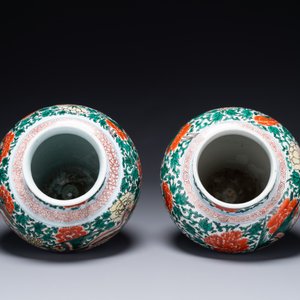 A pair of Chinese wucai 'phoenix and peony scroll' vases, Transitional period — photo 5
