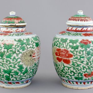 A pair of Chinese wucai porcelain vases with covers, Transitional, 17th C. — photo 4