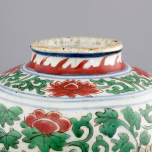 A pair of Chinese wucai porcelain vases with covers, Transitional, 17th C. — photo 7