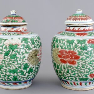 A pair of Chinese wucai porcelain vases with covers, Transitional period, 1620-1683 — 照片 3