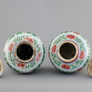 A pair of Chinese wucai porcelain vases with covers, Transitional period, 1620-1683 — 照片 5