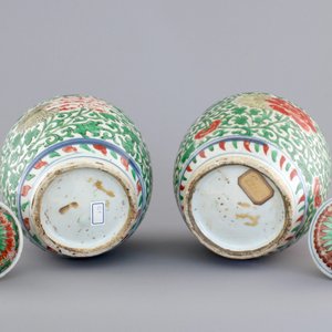 A pair of Chinese wucai porcelain vases with covers, Transitional period, 1620-1683 — 照片 6