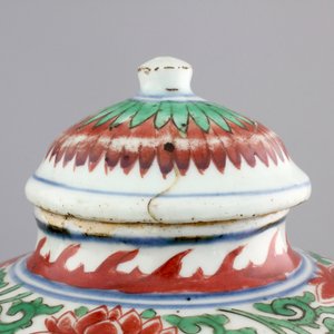 A pair of Chinese wucai porcelain vases with covers, Transitional period, 1620-1683 — 照片 8