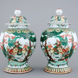A pair of Chinese wucai porcelain warrior vases with covers, 19/20th C. — photo 1
