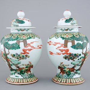A pair of Chinese wucai porcelain warrior vases with covers, 19/20th C. — photo 2