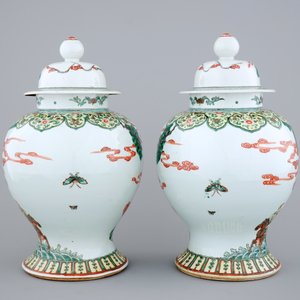 A pair of Chinese wucai porcelain warrior vases with covers, 19/20th C. — photo 3