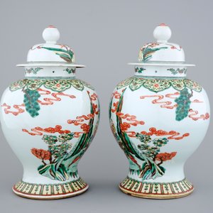 A pair of Chinese wucai porcelain warrior vases with covers, 19/20th C. — photo 4