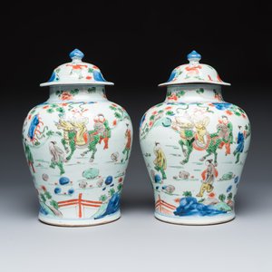 A pair of Chinese wucai 'Qi Lin Song Zi 麒麟送子' vases and covers — foto 2