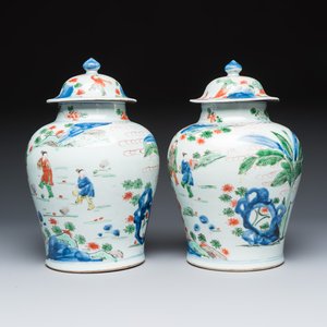 A pair of Chinese wucai 'Qi Lin Song Zi 麒麟送子' vases and covers — foto 3