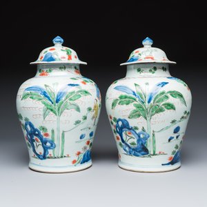 A pair of Chinese wucai 'Qi Lin Song Zi 麒麟送子' vases and covers — foto 4