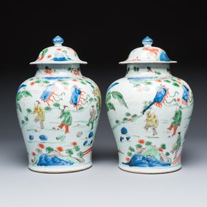 A pair of Chinese wucai 'Qi Lin Song Zi 麒麟送子' vases and covers — foto 5