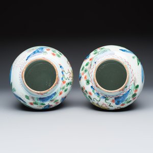 A pair of Chinese wucai 'Qi Lin Song Zi 麒麟送子' vases and covers — foto 6