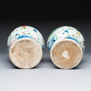 A pair of Chinese wucai 'Qi Lin Song Zi 麒麟送子' vases and covers — foto 7