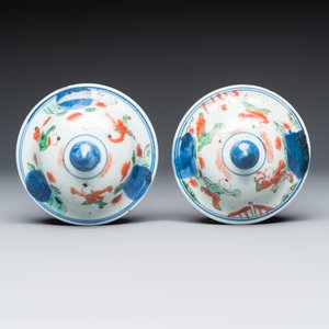 A pair of Chinese wucai 'Qi Lin Song Zi 麒麟送子' vases and covers — foto 8