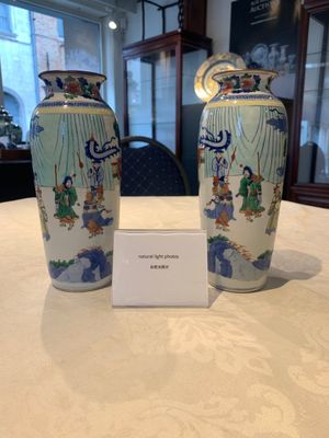 A pair of Chinese wucai 'Romance of the Three Kingdoms' rouleau vases, 19th C. — photo 1