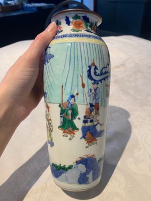 A pair of Chinese wucai 'Romance of the Three Kingdoms' rouleau vases, 19th C. — photo 12