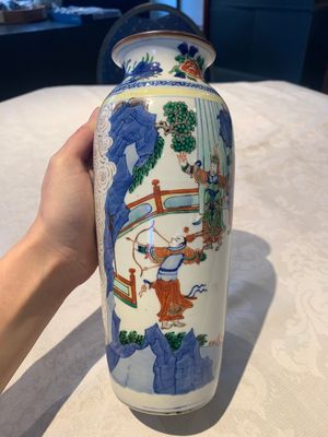 A pair of Chinese wucai 'Romance of the Three Kingdoms' rouleau vases, 19th C. — photo 15