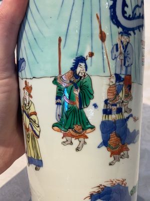 A pair of Chinese wucai 'Romance of the Three Kingdoms' rouleau vases, 19th C. — photo 21