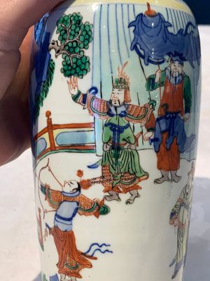 A pair of Chinese wucai 'Romance of the Three Kingdoms' rouleau vases, 19th C. — photo 22