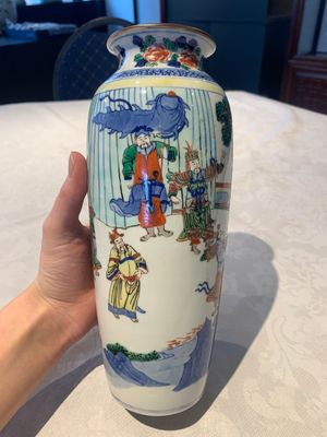 A pair of Chinese wucai 'Romance of the Three Kingdoms' rouleau vases, 19th C. — photo 3