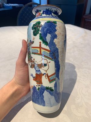 A pair of Chinese wucai 'Romance of the Three Kingdoms' rouleau vases, 19th C. — photo 4