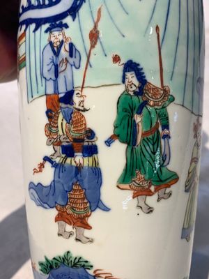 A pair of Chinese wucai 'Romance of the Three Kingdoms' rouleau vases, 19th C. — photo 9