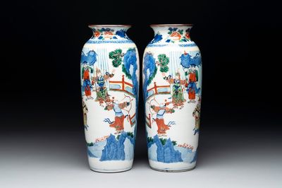 A pair of Chinese wucai 'Romance of the Three Kingdoms' rouleau vases, 19th C.