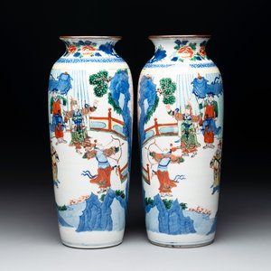 A pair of Chinese wucai 'Romance of the Three Kingdoms' rouleau vases, 19th C. — photo 1