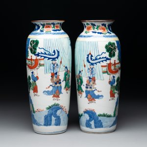 A pair of Chinese wucai 'Romance of the Three Kingdoms' rouleau vases, 19th C. — photo 3