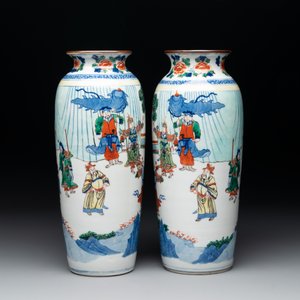 A pair of Chinese wucai 'Romance of the Three Kingdoms' rouleau vases, 19th C. — photo 4