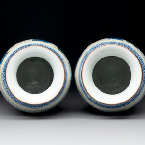 A pair of Chinese wucai 'Romance of the Three Kingdoms' rouleau vases, 19th C. — photo 5