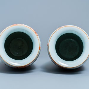 A pair of Chinese wucai rouleau vases with figures on horseback, 19th C. — 照片 5