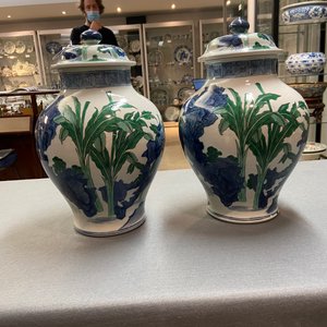 A pair of Chinese wucai vases and covers, 19/20th C. — photo 14